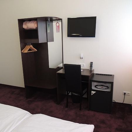 Aaa Budget Hotel Koln Bagian luar foto