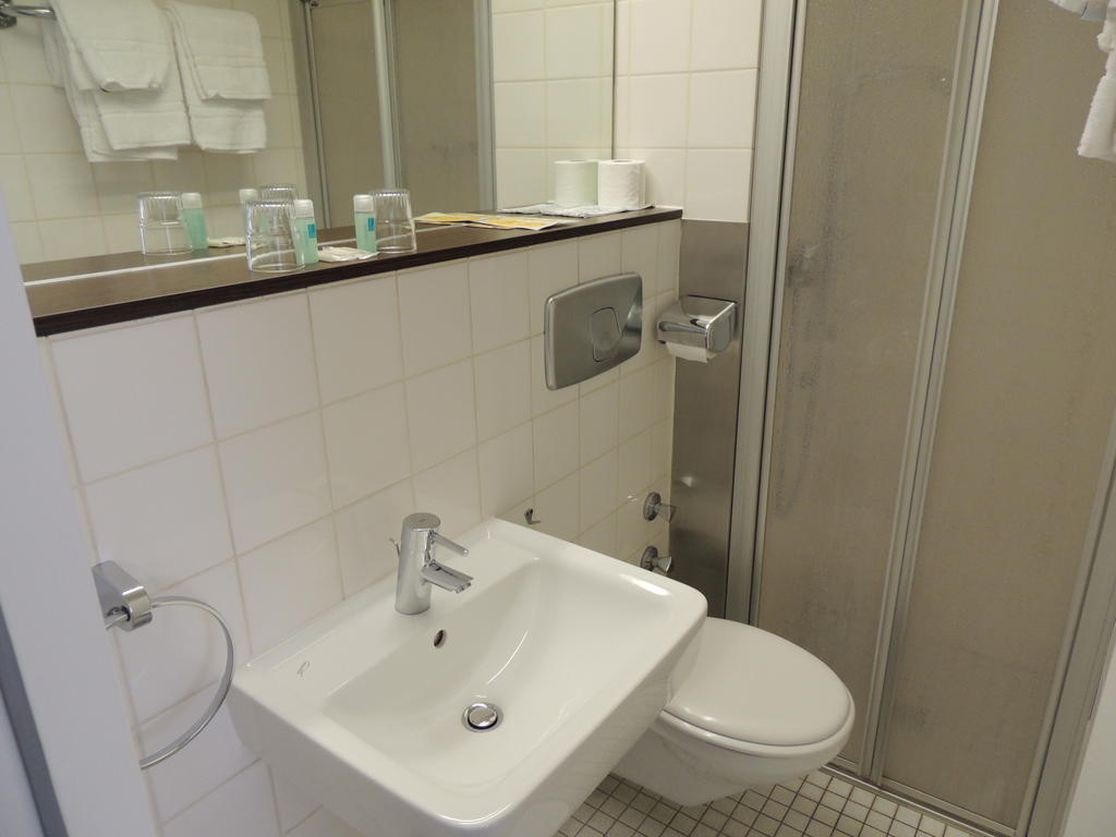 Aaa Budget Hotel Koln Bagian luar foto