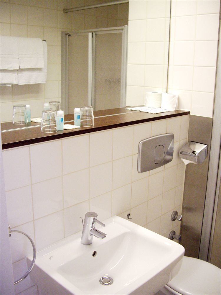 Aaa Budget Hotel Koln Bagian luar foto