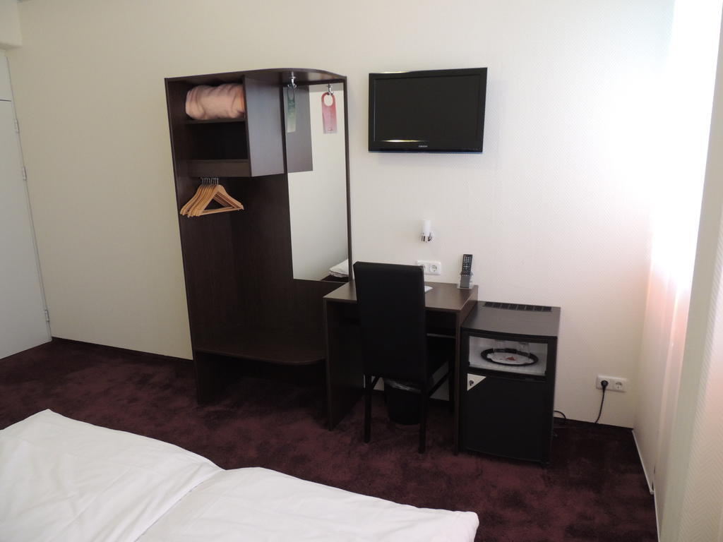 Aaa Budget Hotel Koln Bagian luar foto