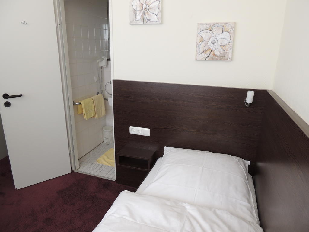 Aaa Budget Hotel Koln Bagian luar foto